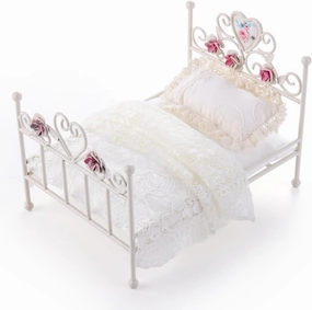 1:12 Dollhouse Furniture Bed, 1 Set Miniature White Hand Floral Engravings Iron Bed with Removable Bedding and Pillow, Miniature Furniture Gift for Dollhouse Lovers and Collectors