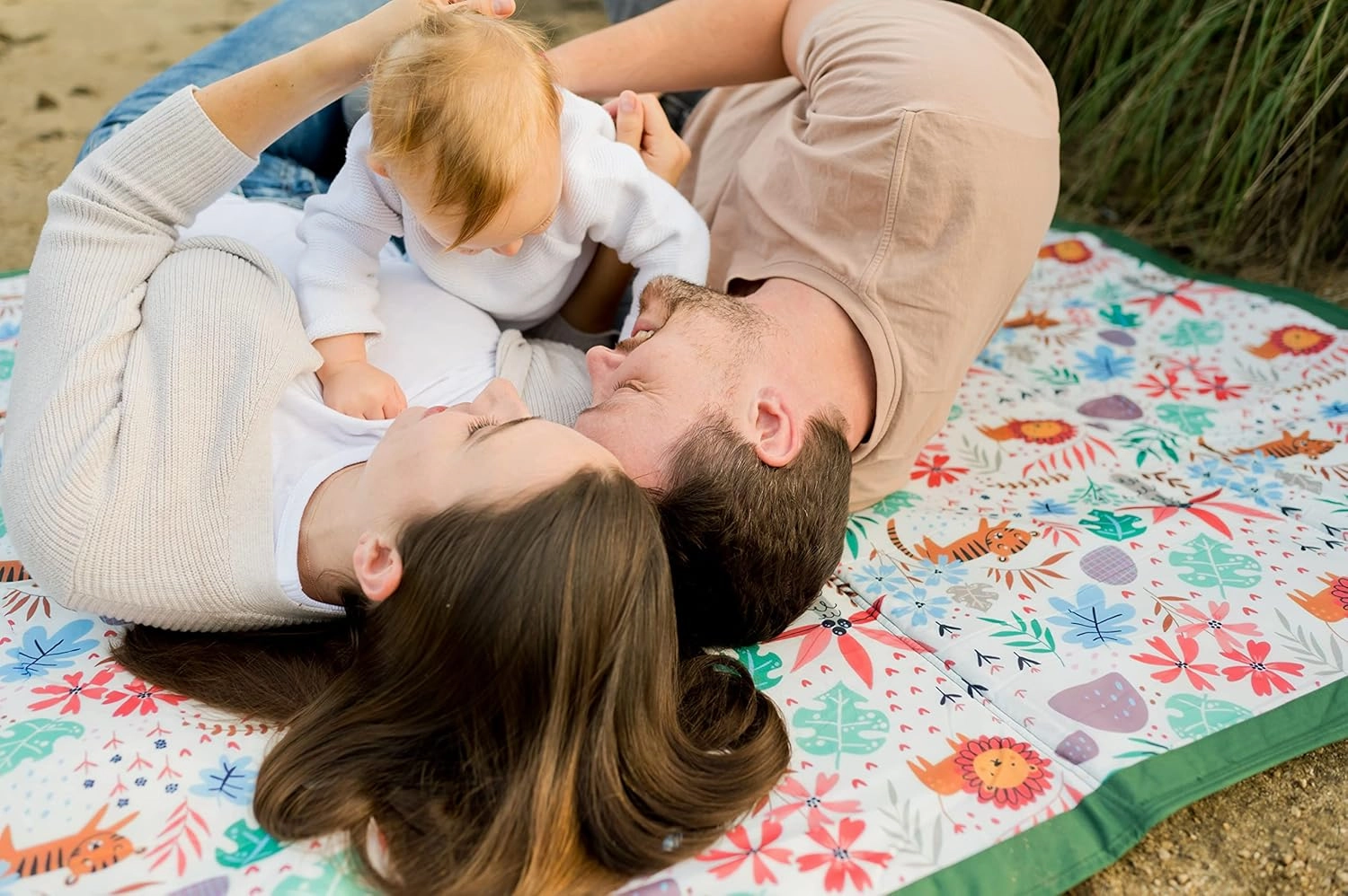 – Premium Outdoor Blanket | Picnic Blanket | 100% Polyester | Summer Beach Blanket | Water Resistant | Easy to Fold | Wipeable Material | Babies and Toddlers (Safari Animals, 5x5)