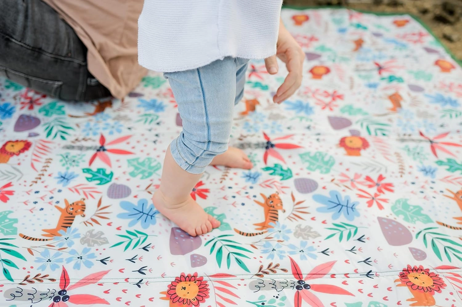 – Premium Outdoor Blanket | Picnic Blanket | 100% Polyester | Summer Beach Blanket | Water Resistant | Easy to Fold | Wipeable Material | Babies and Toddlers (Safari Animals, 5x5)