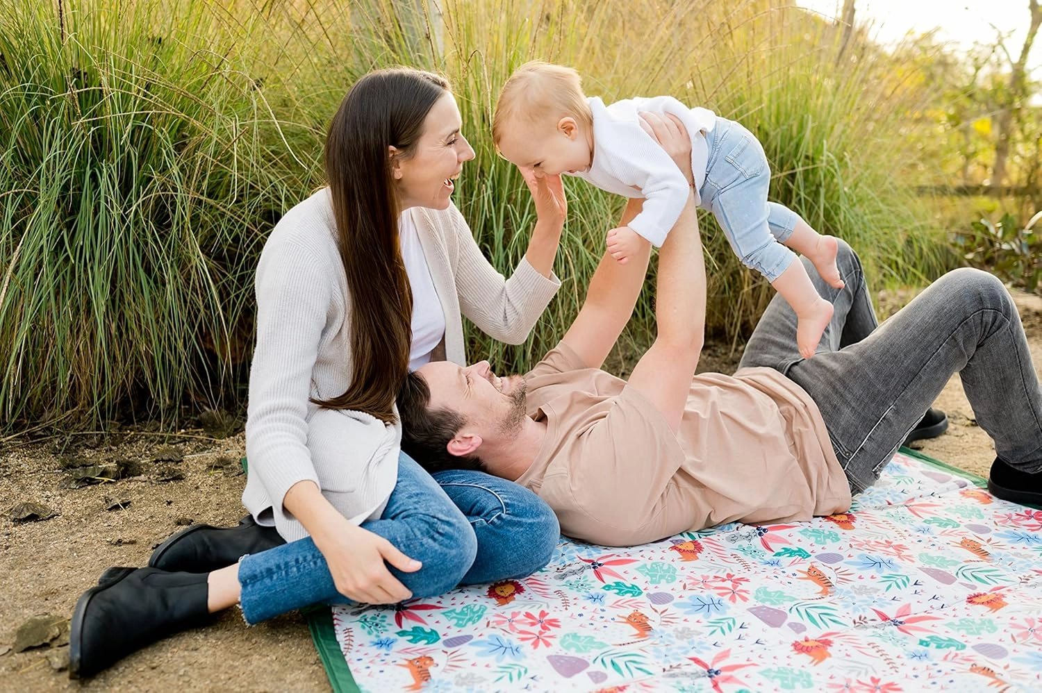 – Premium Outdoor Blanket | Picnic Blanket | 100% Polyester | Summer Beach Blanket | Water Resistant | Easy to Fold | Wipeable Material | Babies and Toddlers (Safari Animals, 5x5)