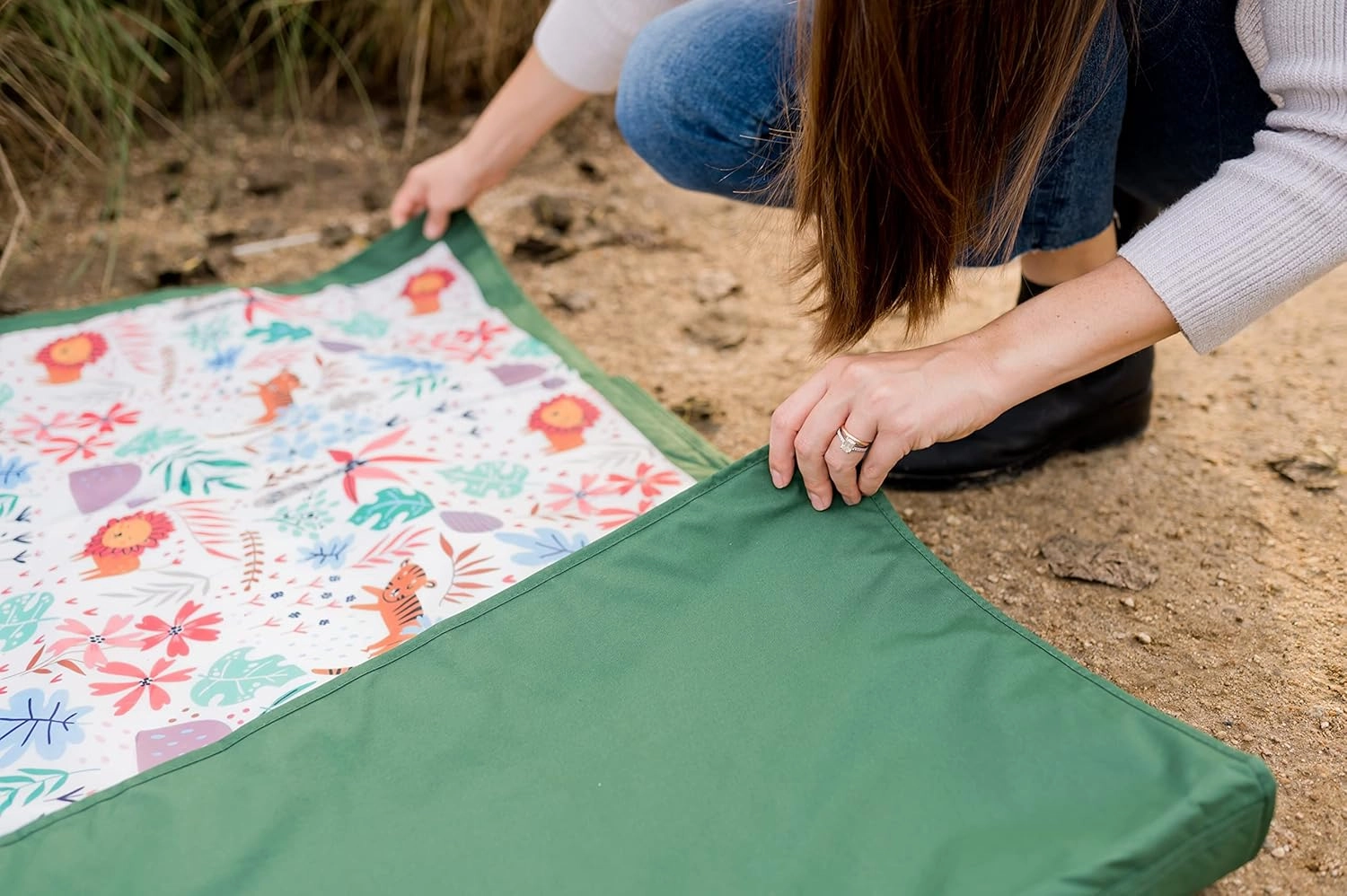 – Premium Outdoor Blanket | Picnic Blanket | 100% Polyester | Summer Beach Blanket | Water Resistant | Easy to Fold | Wipeable Material | Babies and Toddlers (Safari Animals, 5x5)