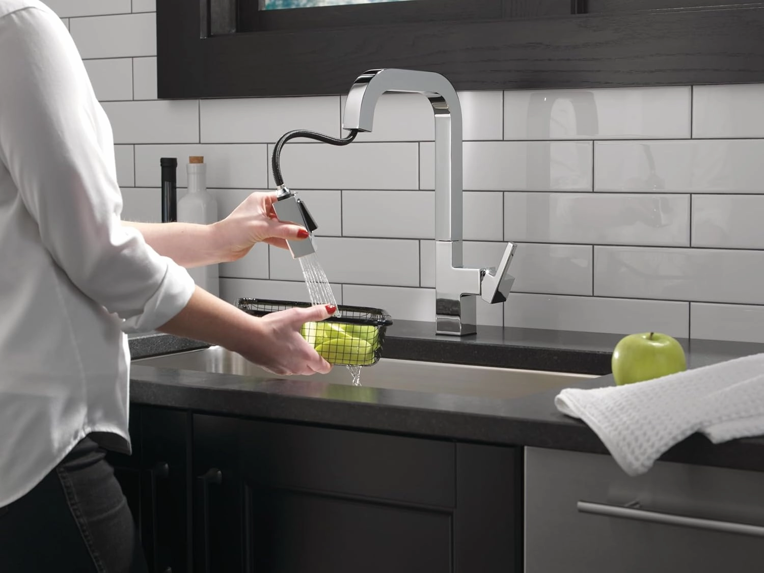 Delta Faucet Junction Kitchen Faucet with Pull Down Sprayer, Chrome Kitchen Sink Faucet, Modern Kitchen Faucet, Kitchen Faucet with Sprayer, Single Hole Kitchen Faucet, Chrome 19825LF