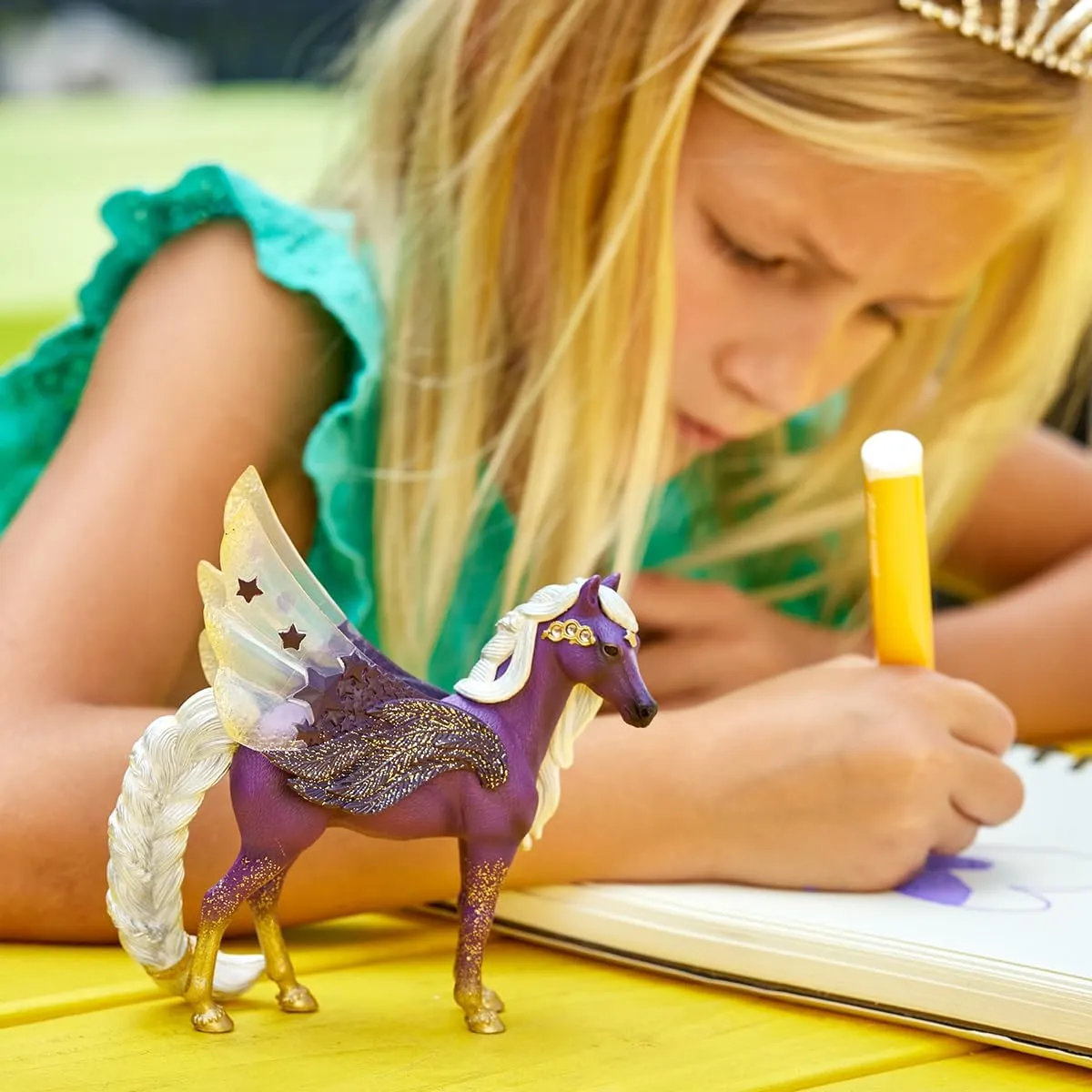 Schleich bayala Star Unicorn Flying Pegasus Figurine - Fantastic Purple and Gold Unicorn Fantasy Figurine, Bring Smile and Joy, Gift for Boys and Girls, Fans of Fantasy, Kids Age 5 